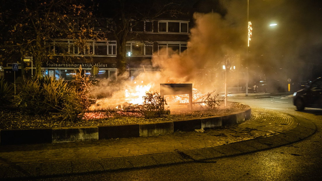 Kerstbomen en pallets in brand op de Rembrandtrotonde in Voorburg