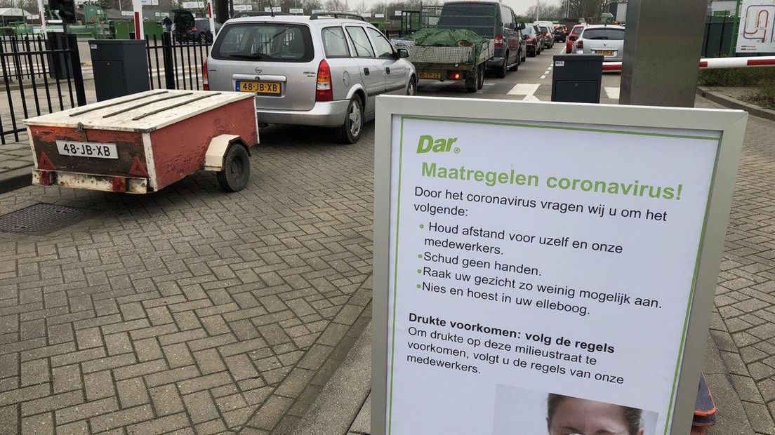 Het is extreem druk bij de milieustraten door de maatregelen om verspreiding van het coronavirus tegen tegen gaan. Zo druk dat afvalverwerkers- en inzamelaars, waaronder DAR in Nijmegen, oproepen om alleen afval te komen brengen als het echt nodig is.