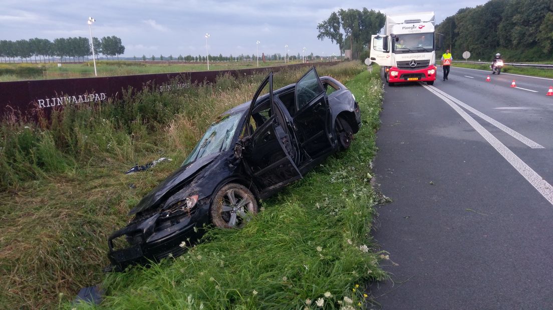 Op de A325 ter hoogte van de afslag Elst zijn vanmorgen vroeg twee gewonden gevallen bij een aanrijding.