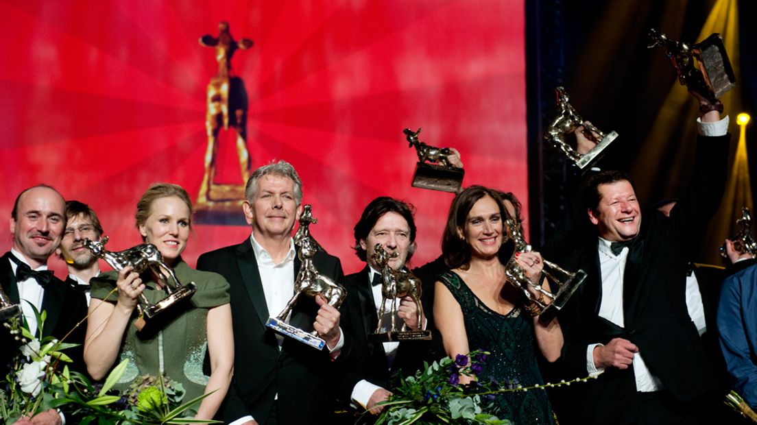 De winnaars Hadewych Minis, Marc van Warmerdam, Pierre Bokma, Monic Hendrickx en Diederik Koopal (VLNR) met hun Gouden Kalf