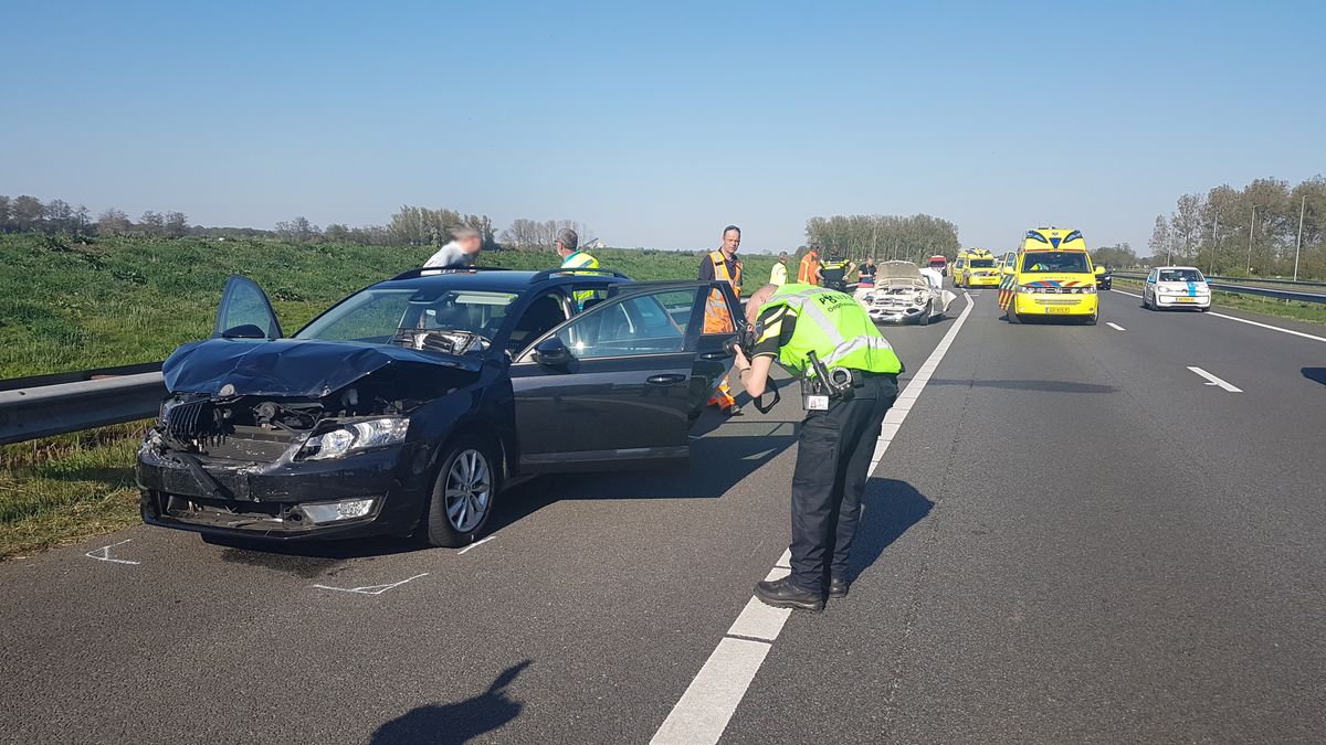 Drie gewonden bij ernstig ongeval op A28 bij Veeningen [update]