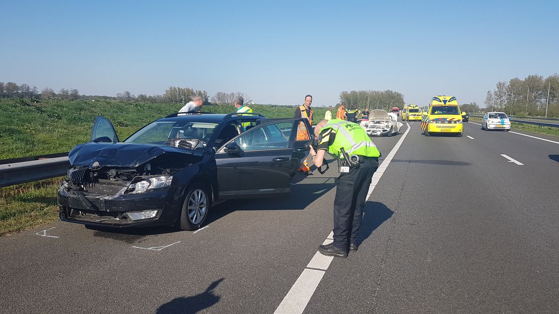 Bij een ongeluk op de A28 bij Veeningen zijn meerdere gewonden gevallen (Rechten: Persbureau Meter)
