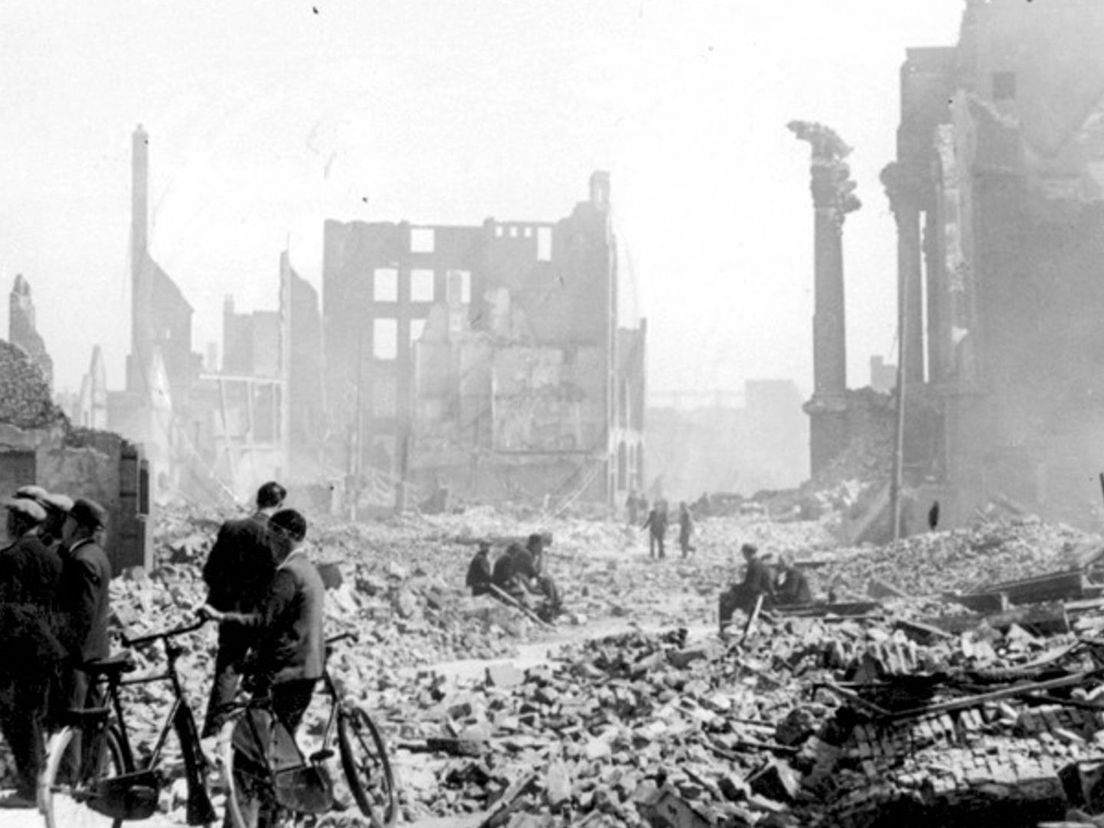 Gezicht op de Kaasmarkt, met verwoeste huizen en gebouwen met rechts het oude stadhuis, als gevolg van het bombardement