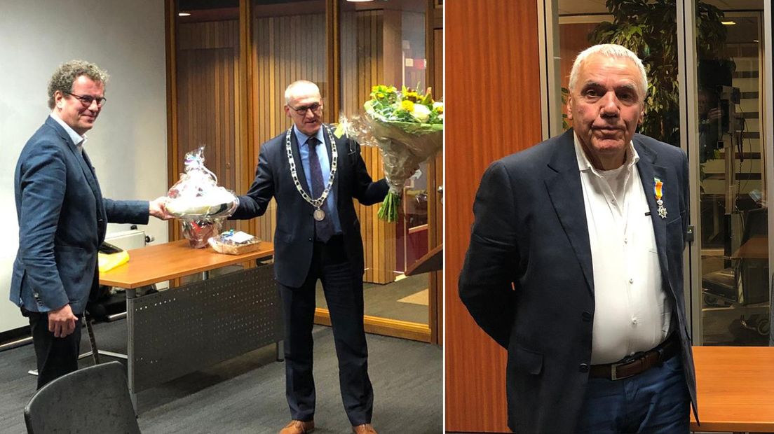 Hans Haze krijgt een presentje van Adriaan Hoogendoorn (links) Gerard Renkema (D66) kreeg een lintje