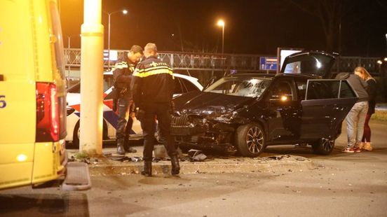 Auto vat twee keer vlam • gewond na auto-ongeluk. Auto vat twee keer vlam • gewond na auto-ongeluk.