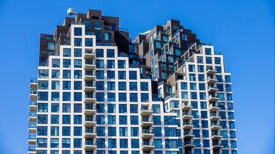 Vast in lift op 30ste verdieping van woontoren, politiek eist actie: 'Veiligheid in het geding' Home