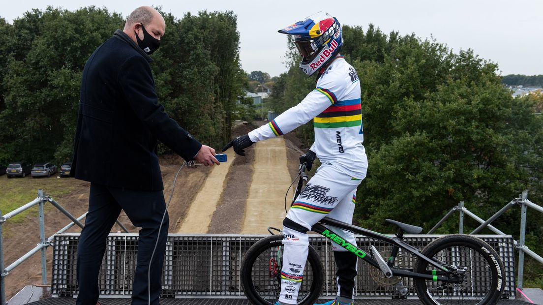 Twan van Gendt op de startheuvel met wethouder Erik van Hoften.