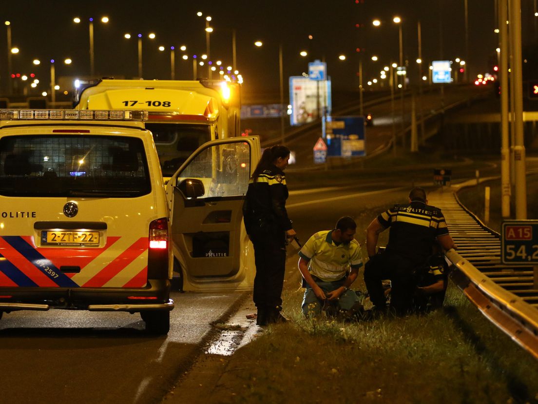 Hulpverleners ontfermen zich over het slachtoffer