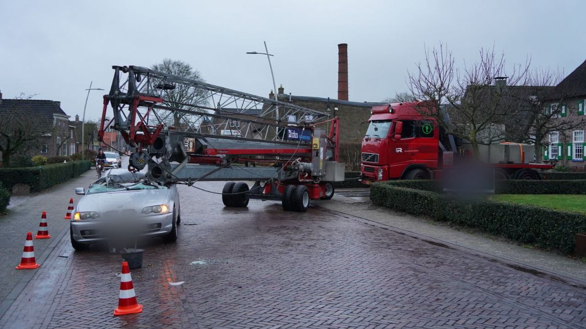 Auto botst op bouwkraan in Staphorst, bestuurder wonderwel ongedeerd
