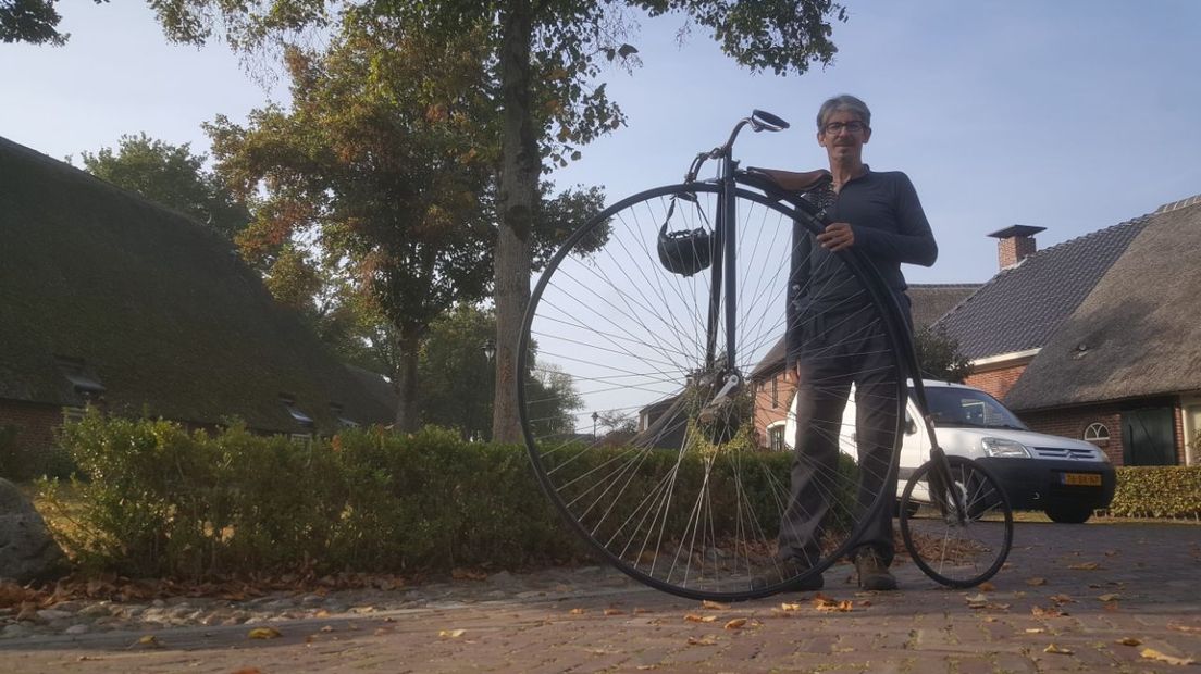 Phil Fertey fiets met zijn hoge bi onder meer door Drenthe (Rechten: Martijn Klungel/RTV Drenthe)