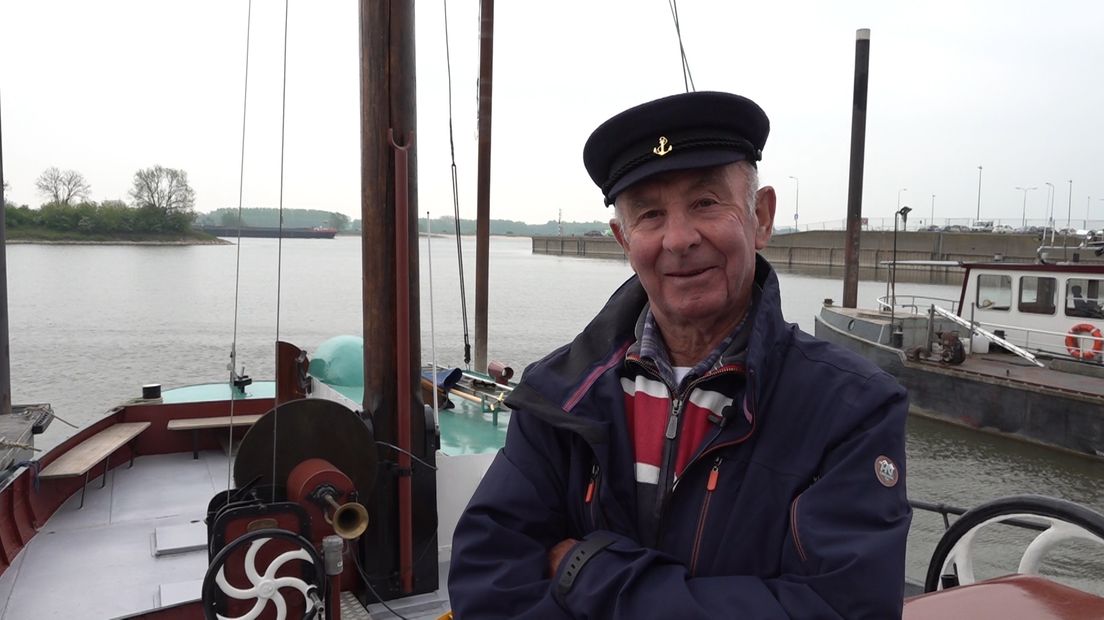 Neeltje Jantje is de laatste varende waalschokker, dankzij de inzet van een groep gepensioneerde vrijwilligers. Zij zijn nu op zoek naar jonge aanwas. Vrijwilliger Thijs Blankenstijn: 'Een boot moet varen.'