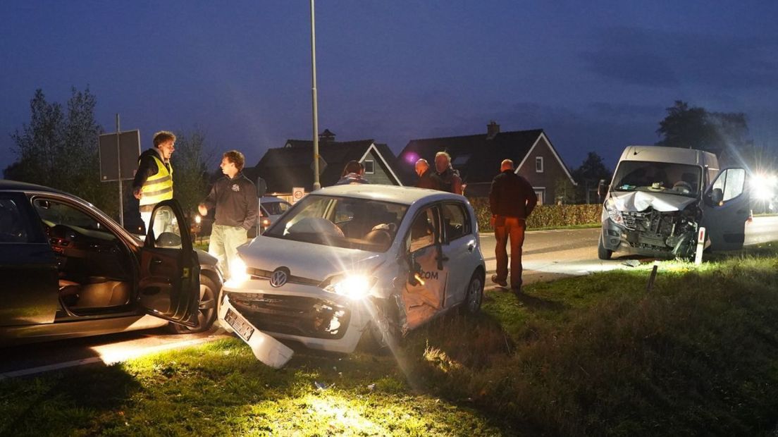 Bij de botsing waren een personenauto en een bestelbus betrokken.