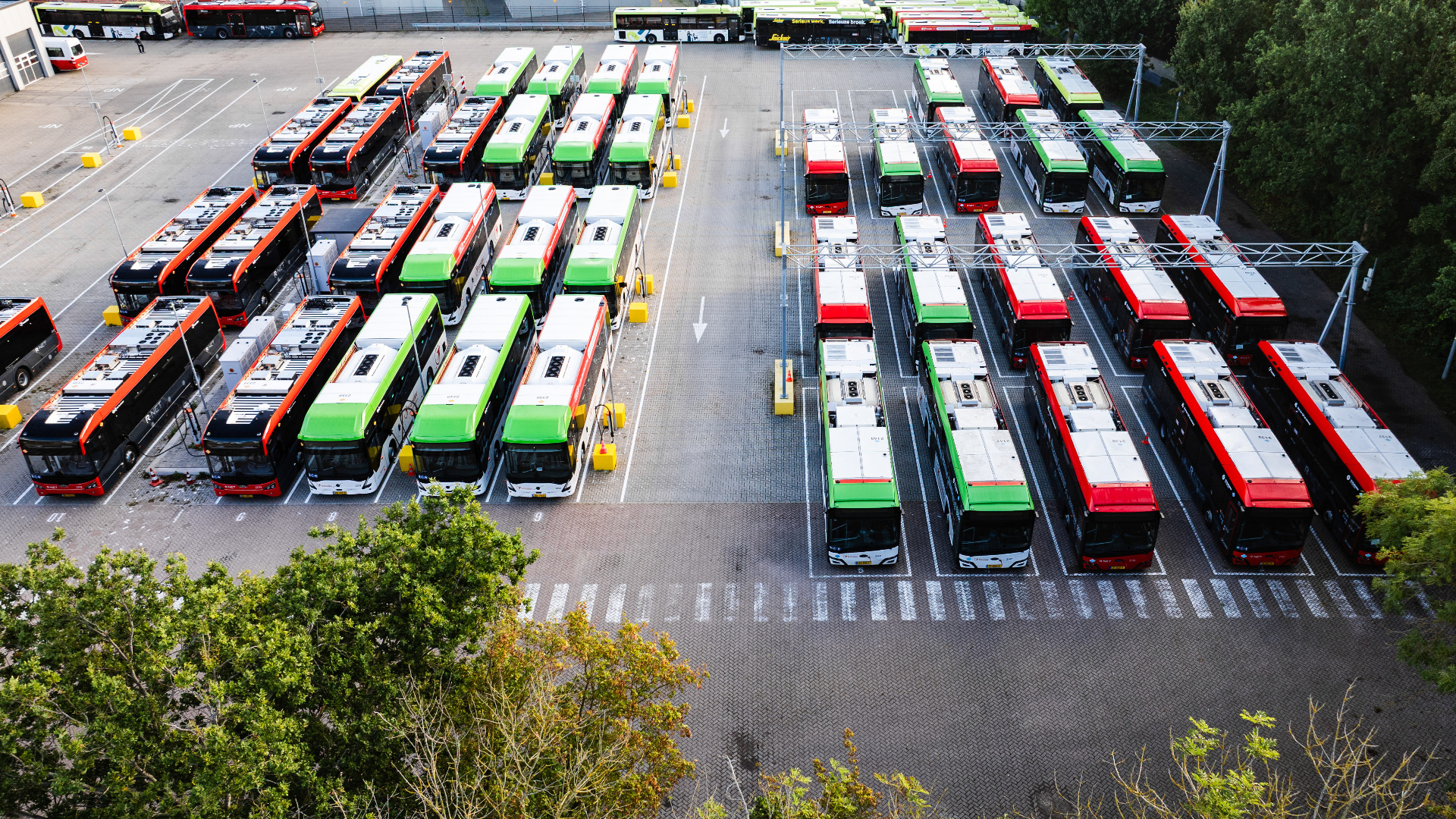De remise in Heinenoord waar alle bussen stilstaan vanwege de staking