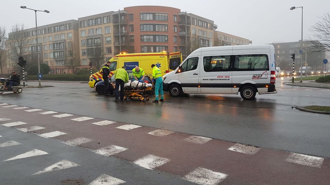 Bestuurster auto gewond geraakt bij botsing met taxibus in Enschede