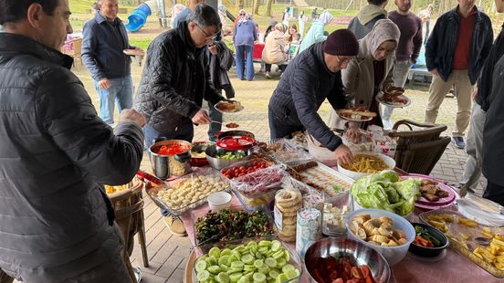 Frietjes, baklava en börek: moslims vieren Suikerfeest in Steinerbos Home