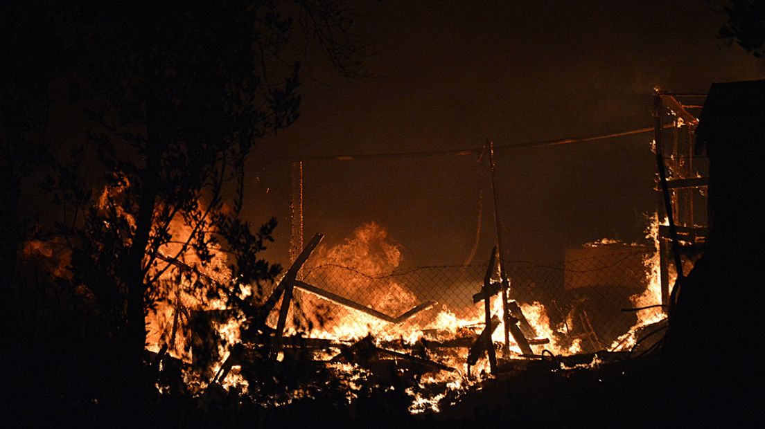 Vlammen slaan uit het vluchtelingenkamp op Lesbos