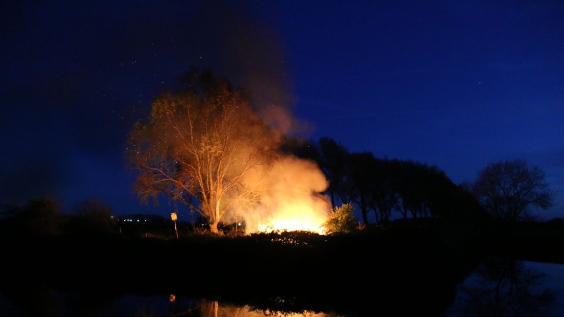 Felle brand op eilandje Arnemuiden (video)