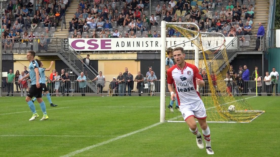 Cas Peters heeft zojuist zijn derde goal van de middag gescoord: de 3-3 (foto RTV Drenthe)