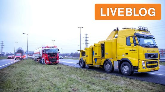 Vrachtwagen vast op A50 • kind aangereden. Vrachtwagen vast op A50 • kind aangereden.