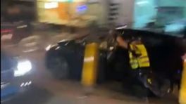 Agent meegesleurd door auto in Nijmegen, bestuurder opgepakt