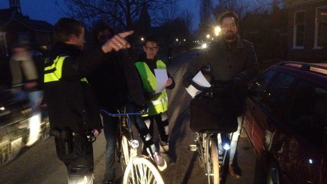 Fietser zonder licht krijgt geen boete maar verlichting bij controle