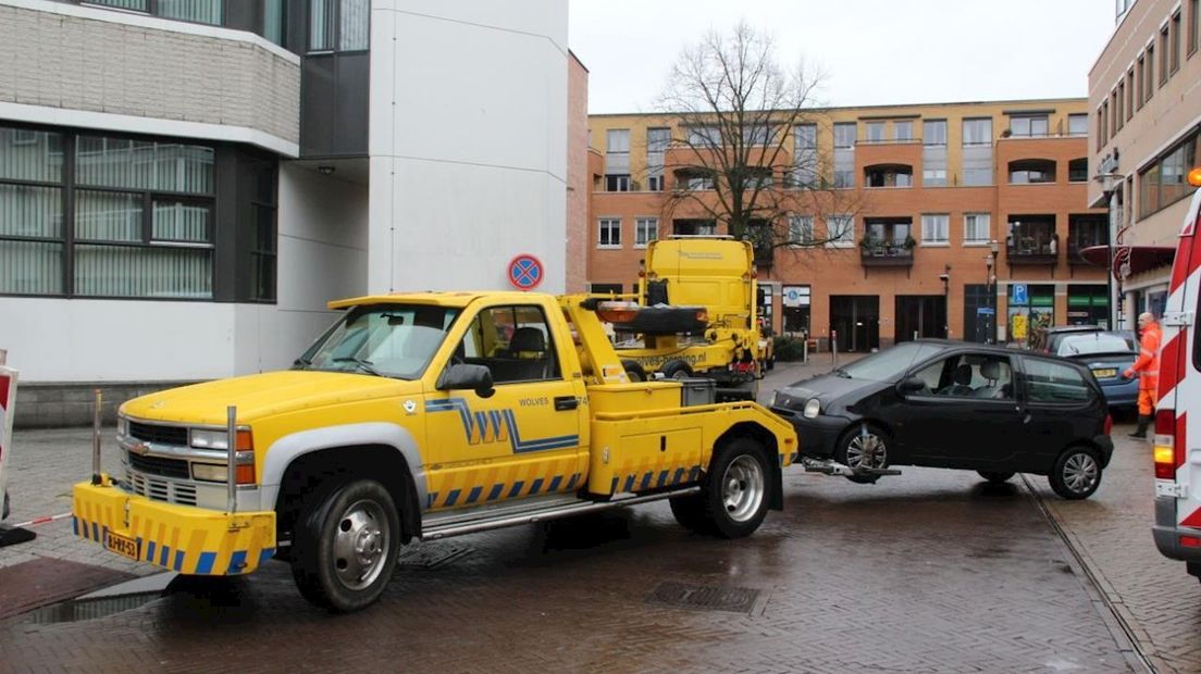 Een bergingsbedrijf sleept de auto's uit de parkeergarage