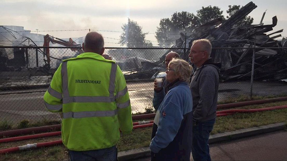 Personeel wordt bijgepraat door de brandweer