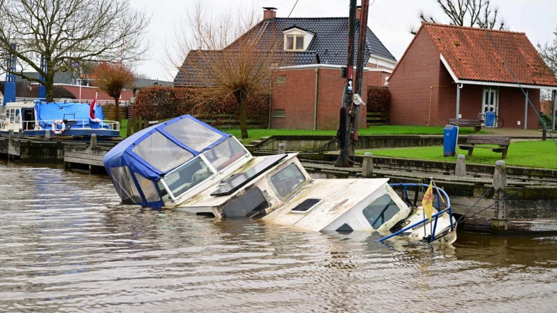 Het gezonken plezierjacht in Termunterzijl