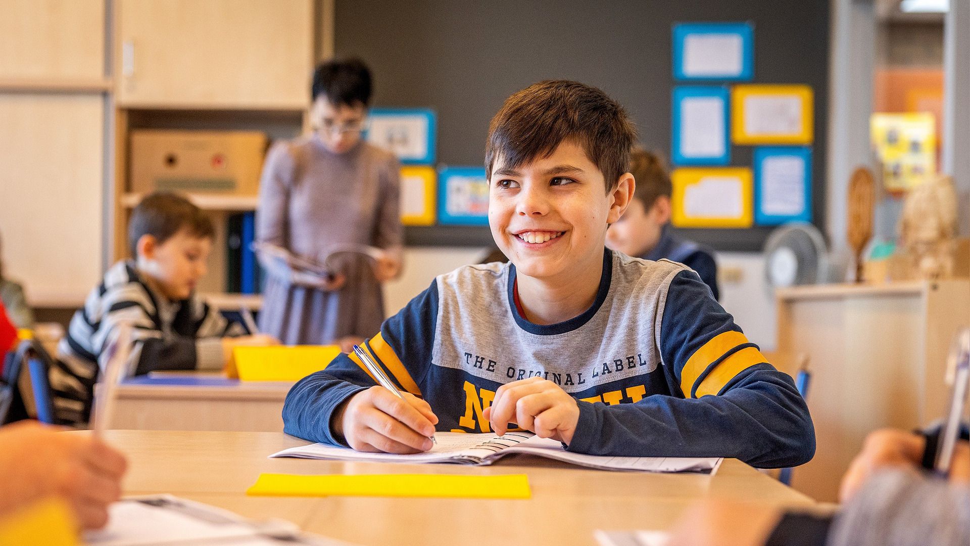 Een jongetje in een klas