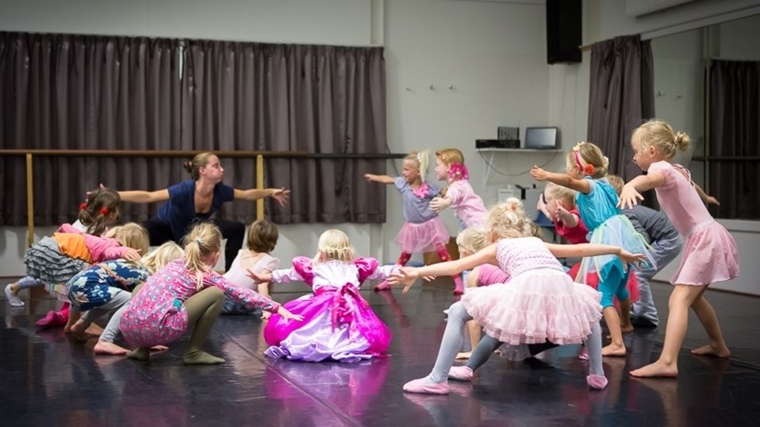 Kinderen krijgen dansles bij Theaterschool Jan Postema (Rechten: kindermaand.nl)