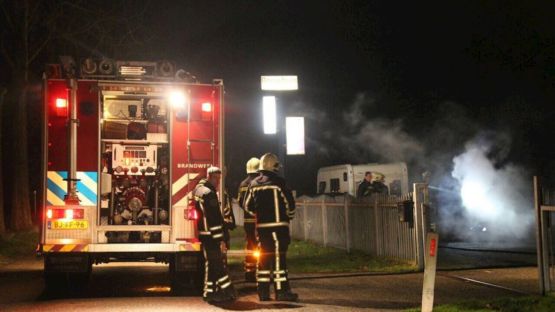 Brandweer blust containerbrand