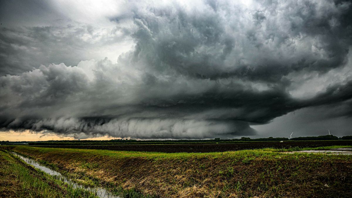 Tornado bij Emmer-Compascuum: 'Dit zie je niet vaak'