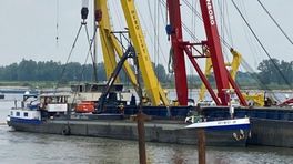 Gezonken vrachtschip bij Deest is weer boven water