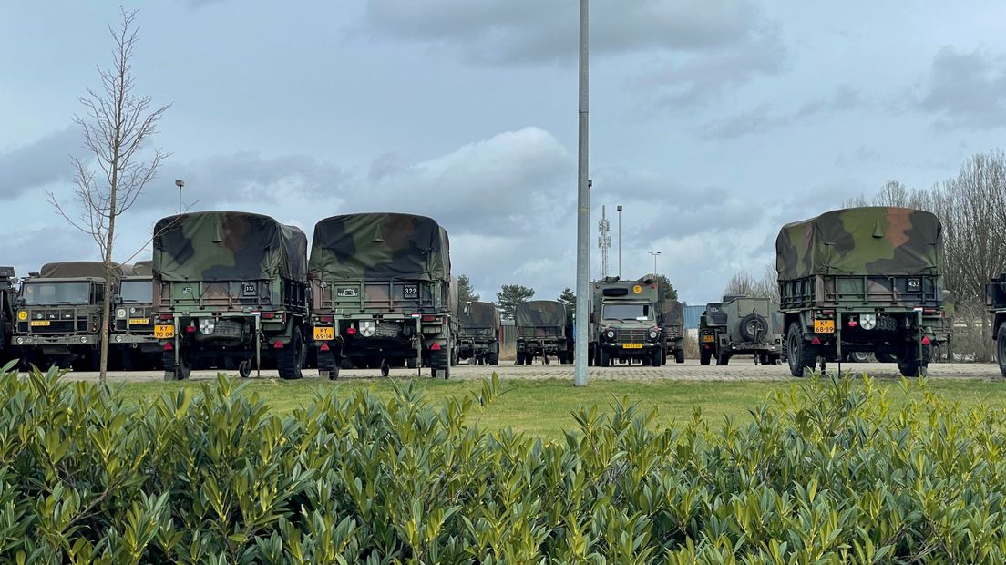 Vrachtwagens opgesteld op het militaire terrein in Havelte