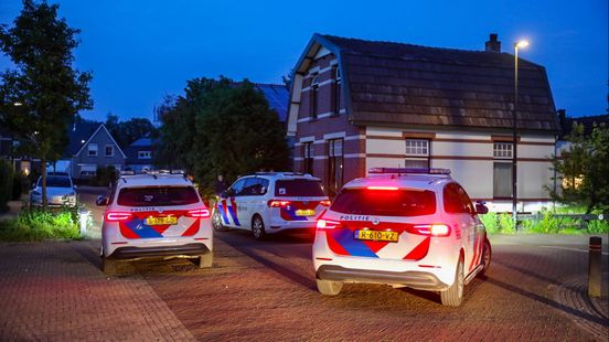 Geweldsincident Apeldoorn • auto belandt in sloot