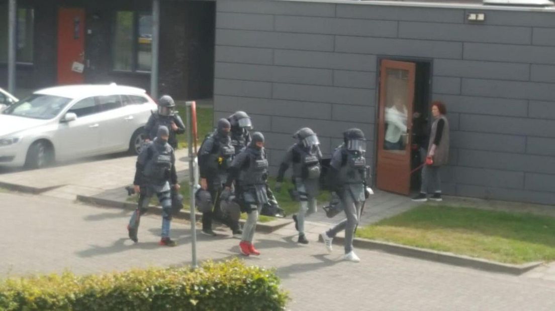 Het arrestatieteam bij de woning aan Het Palet (Rechten: Persbureau Meter)