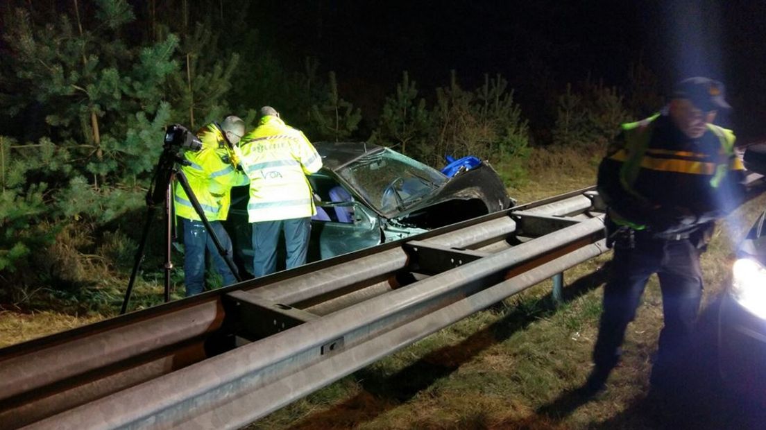 Door een eenzijdig ongeval op de A50 tussen Apeldoorn naar Arnhem is een man overleden. Een andere man is met nog onbekende verwondingen naar het ziekenhuis gebracht. Door het ongeval zijn twee rijstroken enkele uren afgesloten geweest.