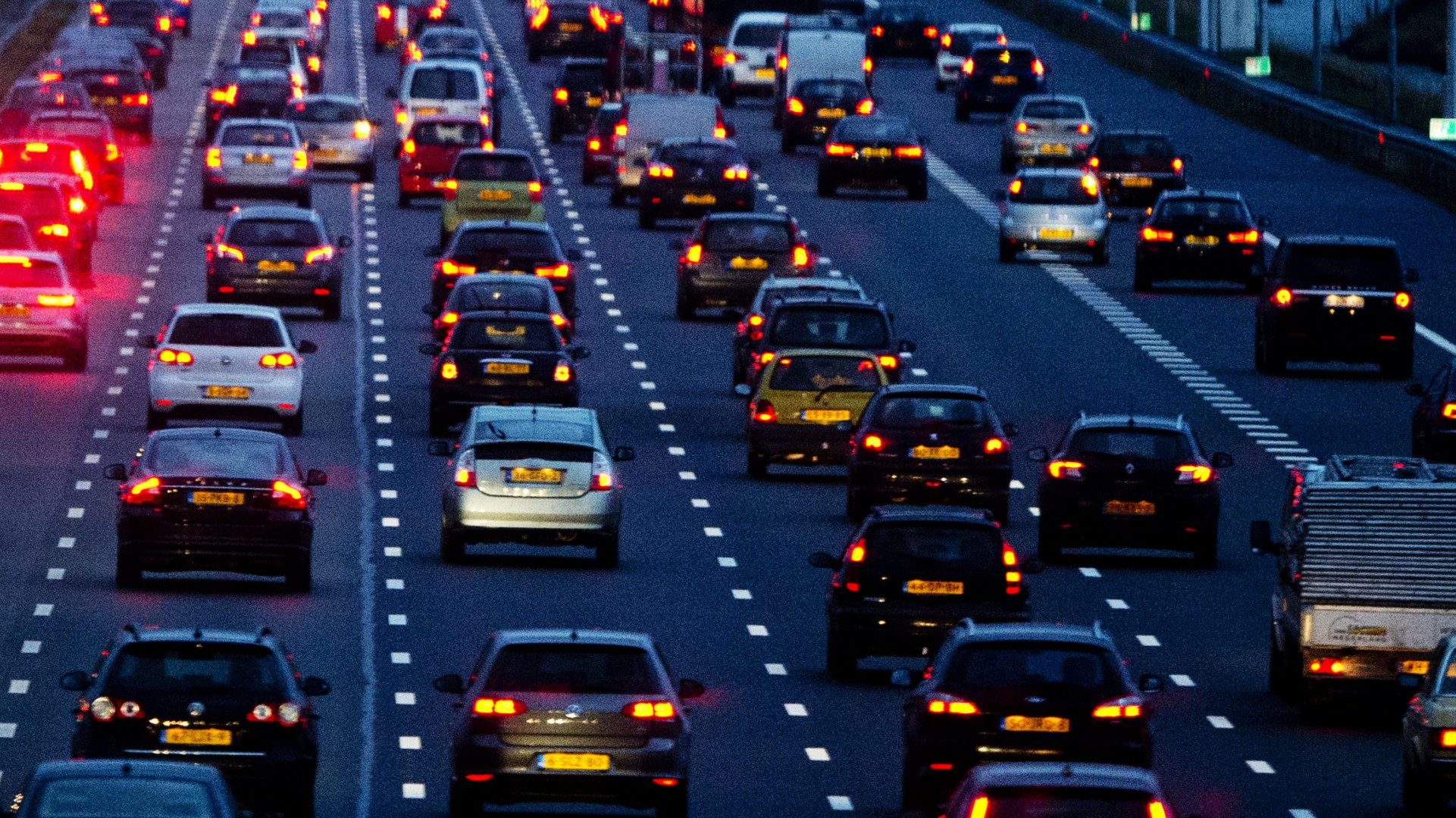 Vijf ongelukken op A4 en A12: veel files en Prins Clausplein afgesloten.