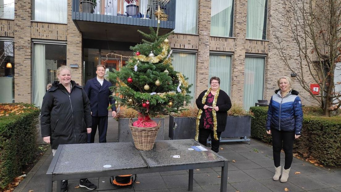 De kerstboom voor het verzorgingstehuis.