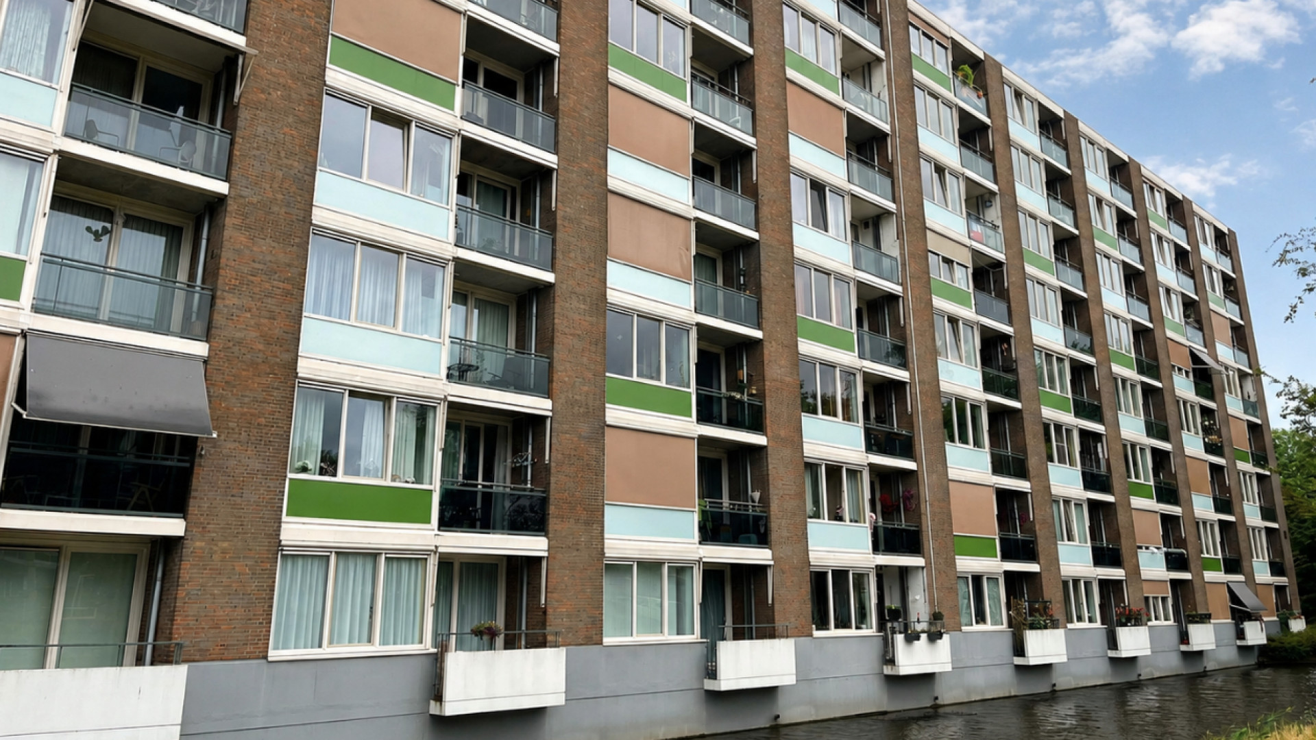 Bewoners van seniorenflat Westerhove wachten nog altijd op nieuwe zonneschermen