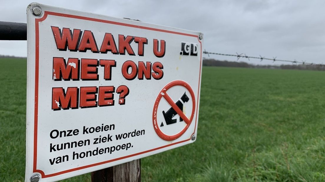 Met dit waarschuwingsbord vragen boeren aandacht voor de gevaren van hondenpoep