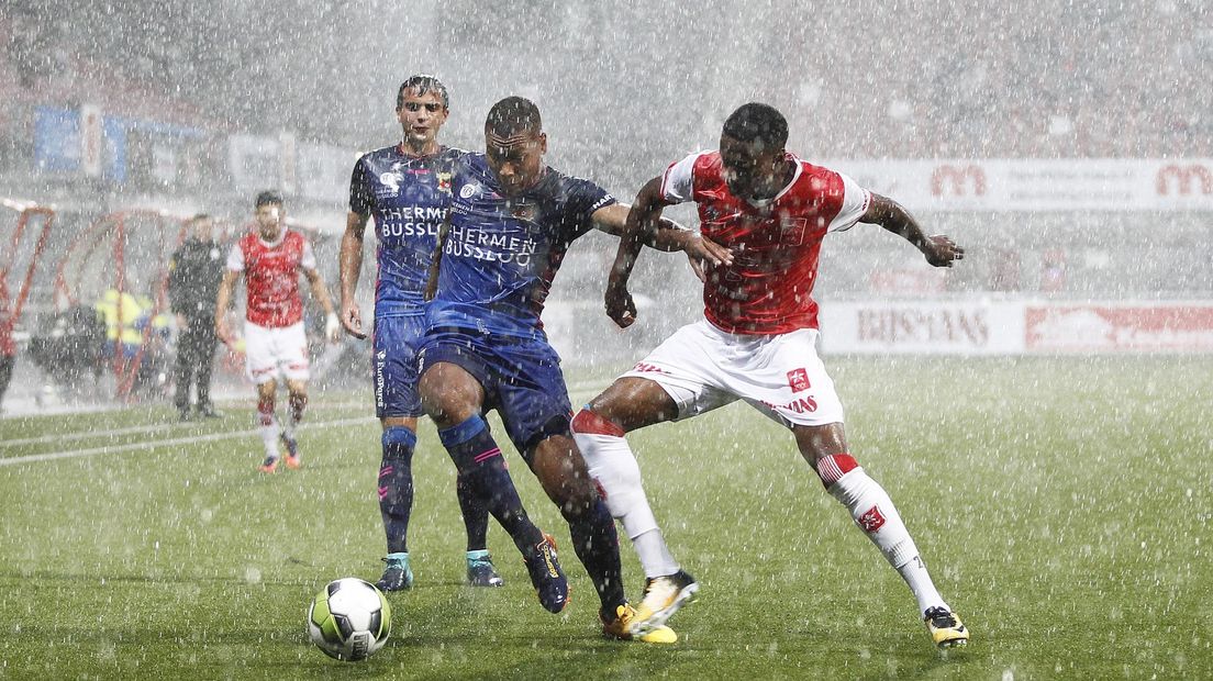 Een aantrekkelijk voetbalgevecht in de stromende regen tussen MVV en Go Ahead