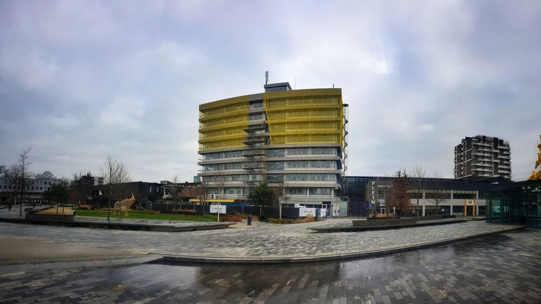 De voormalige flat van de Belastingdienst ligt aan het Raadhuisplein