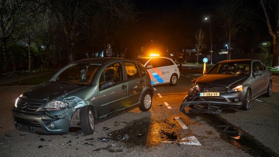 Twee auto’s zwaar beschadigd bij botsing