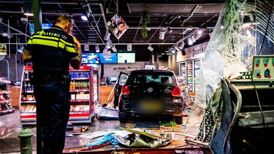 Automobilist rijdt tankstation binnen
