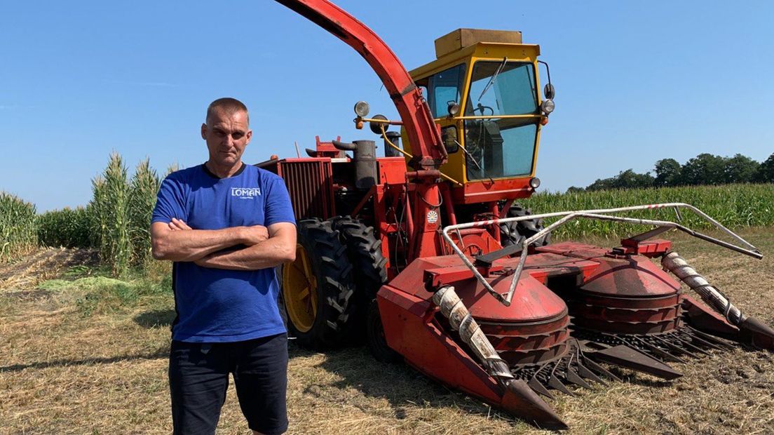 Hendrie Loman voor de hakselaar die hij na 28 jaar weer terug kocht