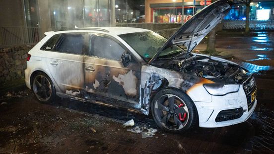 A50 afgesloten na botsing • auto brandt uit in Arnhem. A50 afgesloten na botsing • auto brandt uit in Arnhem.