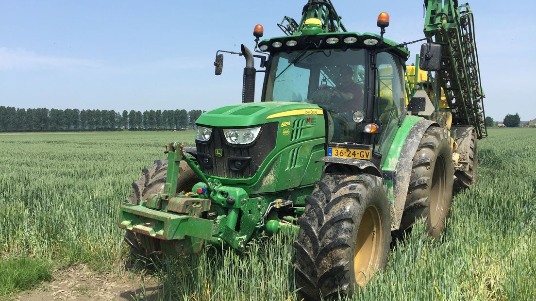 Boer José Waverijn aan het werk op zijn land