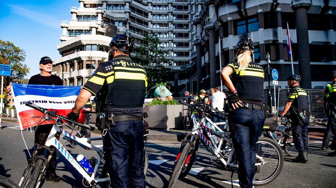 De demonstratie tegen het coronabeleid bij het tijdelijke Tweede Kamergebouw aan de Bezuidenhoutseweg