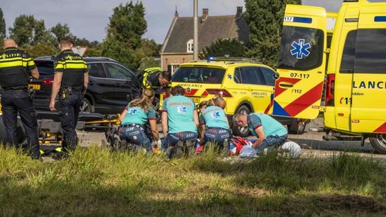 Scooterrijder zwaargewond na botsing op kruising in Doesburg. Scooterrijder zwaargewond na botsing op kruising in Doesburg.